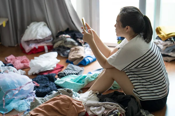 Una Joven Asiática Está Sentada Suelo Con Teléfono Rodeado Ropa — Foto de Stock