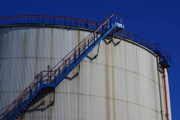 石油精製工場の大きな白いタンクの側の階段 — ストック写真