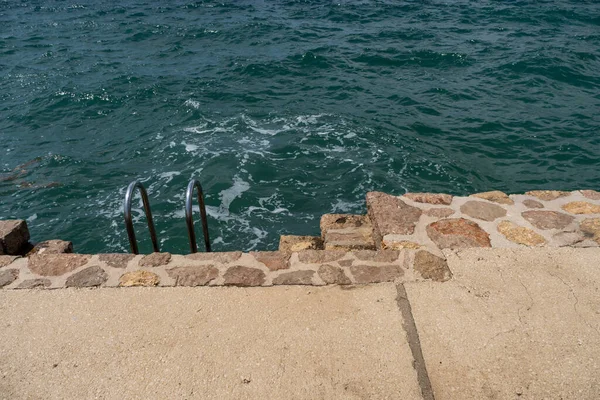 Close Escadas Piscina Para Mar — Fotografia de Stock