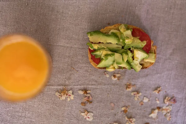 Ein Glas Orangensaft Und Ein Toast Mit Avocado Und Tomaten — Stockfoto