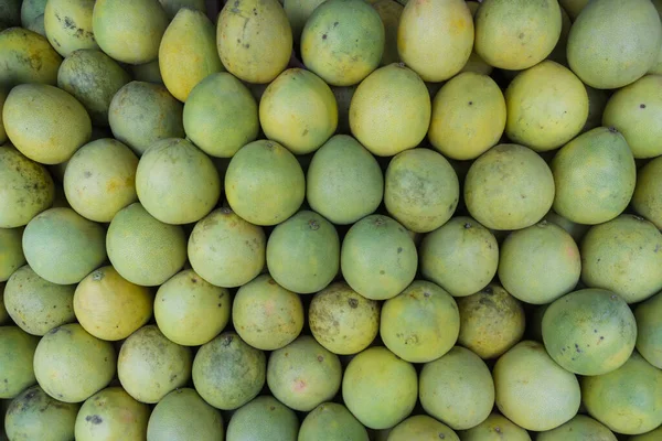 Markette Seçici Bir Pomelo Meyvesi Çekimi — Stok fotoğraf