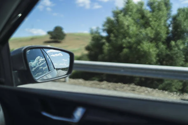 Ένα Κοντινό Πλάνο Ενός Πλευρικού Καθρέφτη Ενός Αυτοκινήτου — Φωτογραφία Αρχείου