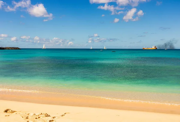 Felhős Karib Tenger Felett Homokos Strand Antigua Barbuda Szigetén — Stock Fotó