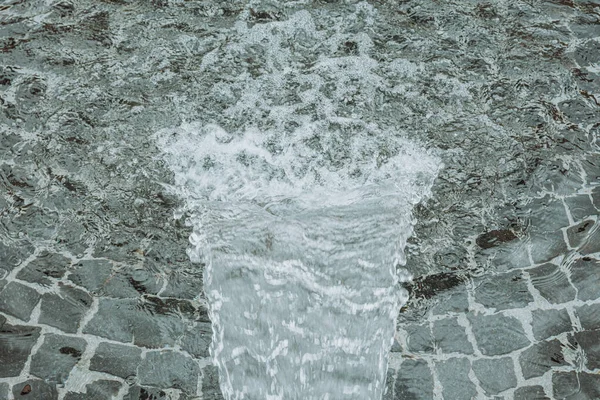 Een Close Spetterend Water Stenen Grond — Stockfoto