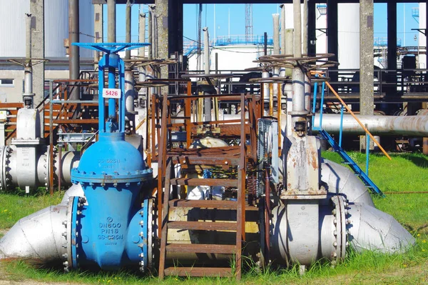 Una Planta Refinería Petróleo Con Grandes Tuberías Industriales —  Fotos de Stock