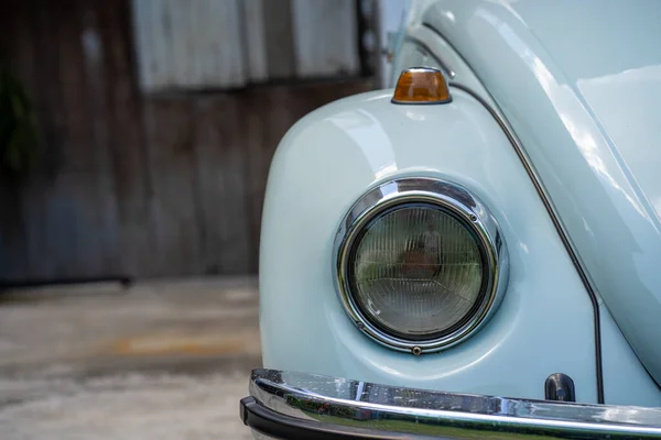 Eine Nahaufnahme Des Scheinwerfers Eines Niedlichen Grau Blauen Oldtimers Freien — Stockfoto