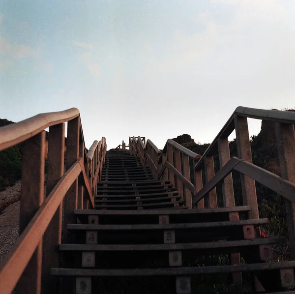 Açık Gökyüzünün Altındaki Tahta Merdivenin Alçak Açılı Görüntüsü — Stok fotoğraf
