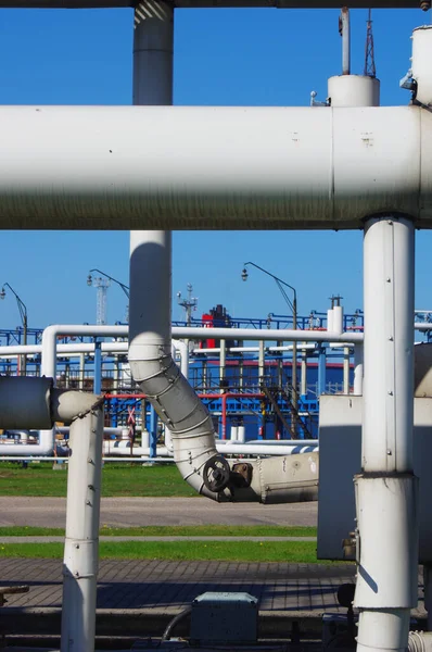 Una Toma Vertical Una Refinería Petróleo Con Grandes Tuberías Industriales —  Fotos de Stock