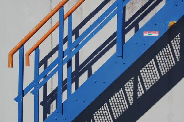Μπλε Βιομηχανικές Σκάλες Μια Ηλιόλουστη Μέρα — Φωτογραφία Αρχείου