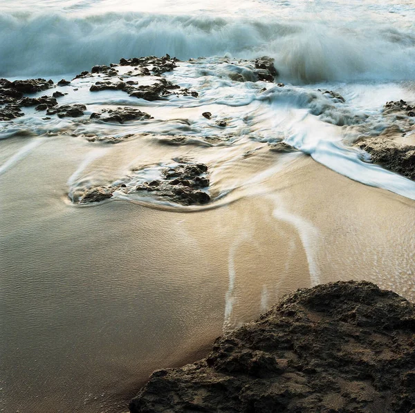 Shot Sea Waves Crashing Shore Rocks Sand — Stock Photo, Image