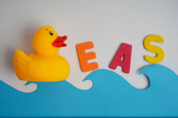 Die Buchstaben Eas Und Ein Badeentchen Spielzeug Mit Bunten Buchstaben — Stockfoto