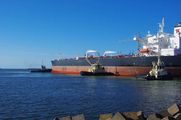 Grande Navio Carga Barcos Porto Uma Fábrica Petróleo — Fotografia de Stock