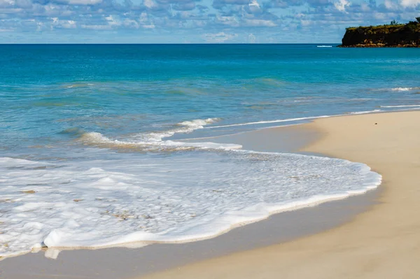 Συννεφιασμένος Ουρανός Πάνω Από Την Καραϊβική Θάλασσα Και Την Αμμώδη — Φωτογραφία Αρχείου