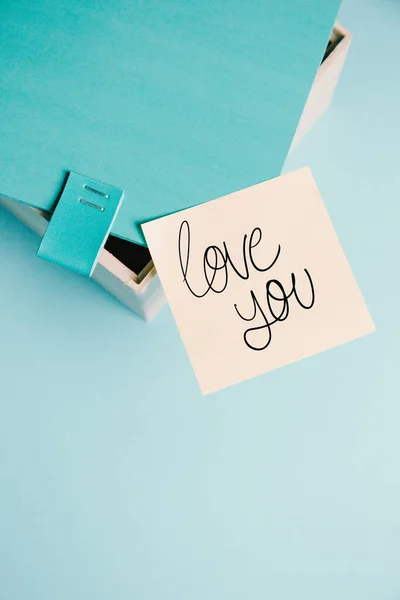 Ein Love You Zettel Auf Einem Türkisfarbenen Notizbuch — Stockfoto
