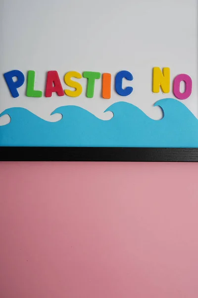 Kleurrijke Letters Plastic Een Whiteboard Met Een Copyspace Met Een — Stockfoto