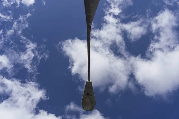 Lampione Sullo Sfondo Del Cielo Blu Con Nuvole — Foto Stock