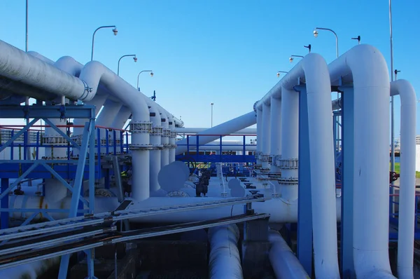 Montón Tubos Industriales Blancos Azules Una Refinería Petróleo —  Fotos de Stock