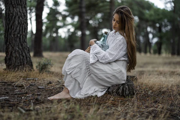 Dorosła Hiszpańska Boso Kobieta Ubrana Białą Sukienkę Trzymająca Szklany Dzbanek — Zdjęcie stockowe