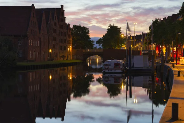 Een Prachtig Stadsgezicht Van Oude Stad Luebeck Met Pier Architectuur — Stockfoto