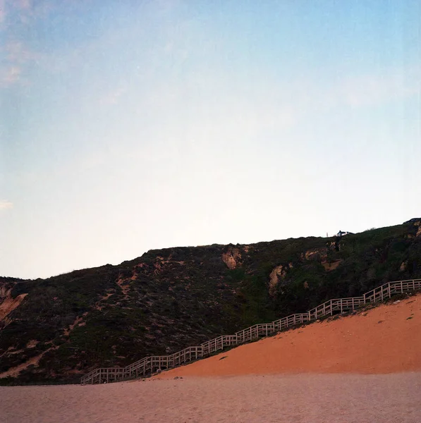 Eine Lange Aufnahme Einer Treppe Auf Einem Hügel Sandstrand Unter — Stockfoto