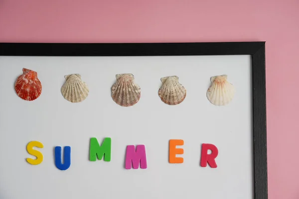 Λέξη Summer Πολύχρωμα Γράμματα Και Μερικά Κοχύλια Λευκό Πλαίσιο Ροζ — Φωτογραφία Αρχείου