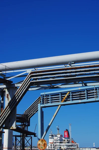 Una Toma Vertical Una Refinería Petróleo Con Grandes Tuberías Industriales —  Fotos de Stock