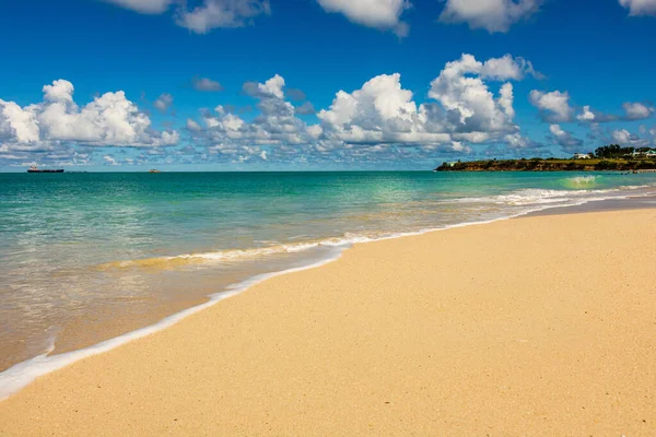 Felhős Karib Tenger Felett Homokos Strand Antigua Barbuda Szigetén — Stock Fotó