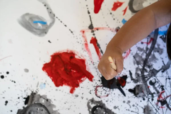 Uma Mão Crianças Segurando Pincel Pintando Desenho Abstrato Com Salpicos — Fotografia de Stock