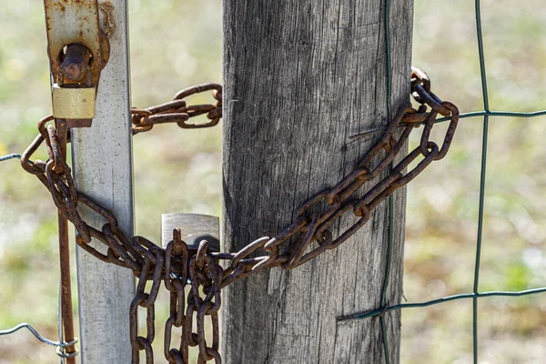 Nahaufnahme Eines Zauns Der Mit Einer Rostigen Kette Vor Einem — Stockfoto