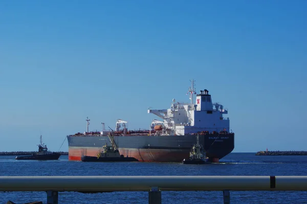 Een Groot Vrachtschip Boten Haven Van Een Oliecentrale — Stockfoto