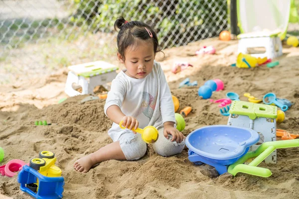 Молодая Тайская Девушка Играет Красочными Игрушками Песке Заднем Дворе Солнечный — стоковое фото