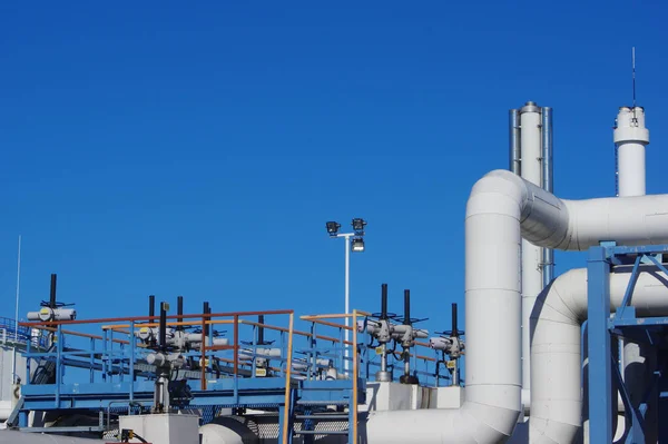 Los Muchos Tubos Industriales Blancos Una Refinería Petróleo —  Fotos de Stock