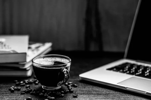 Primer Plano Una Taza Café Con Granos Café Una Computadora — Foto de Stock