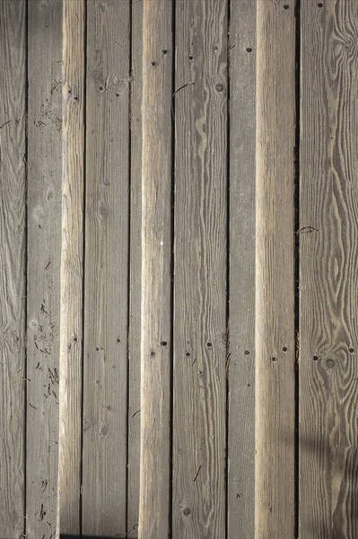 Pionowe Ujęcie Ogrodzenia Drewnianymi Paskami Pod Słońcem — Zdjęcie stockowe