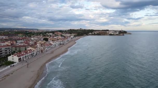 Воздушный Вид Пляж Большим Морем Облачным Небом — стоковое видео