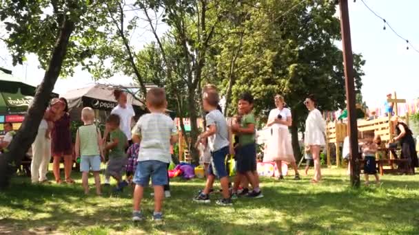 Crianças Brincando Com Uma Bola Parque — Vídeo de Stock