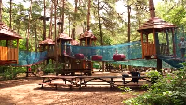 Aire Jeux Pour Enfants Dans Parc — Video