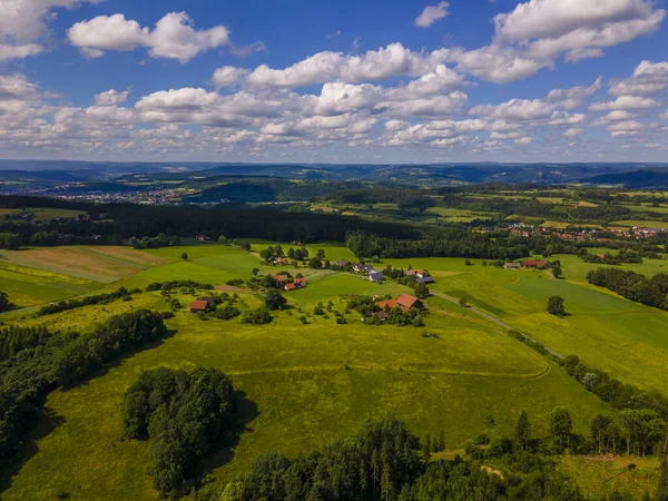 Vzdušný Pohled Zataženou Oblohu Nad Zelenými Zemědělskými Poli Obytnými Domy — Stock fotografie