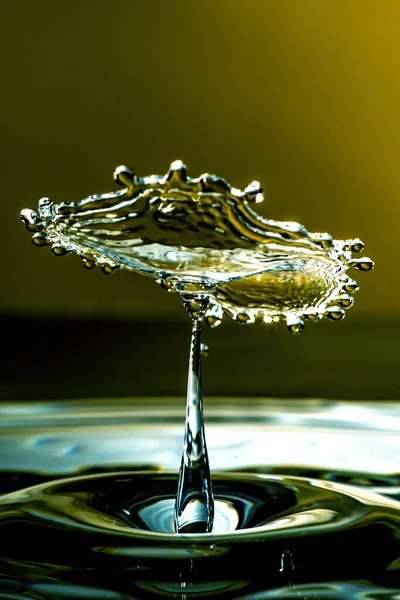Vacker Bild Ett Vatten Stänk Och Droppar Luften Grön Bakgrund — Stockfoto