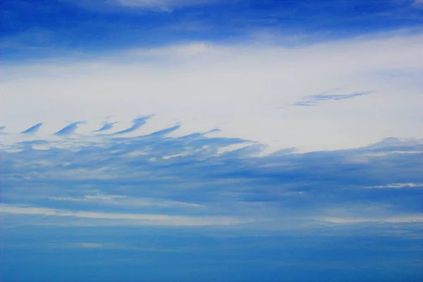 夏日晴空万里的蓝天和浅云的背景质感 — 图库照片