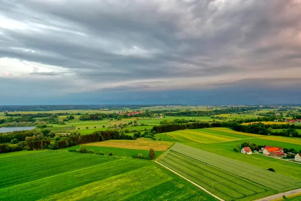 Der Wolkenverhangene Himmel Über Den Landwirtschaftlichen Feldern — Stockfoto