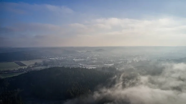 Ein Luftbild Von Weißem Nebel Der Landwirtschaftliche Felder Und Dichte — Stockfoto