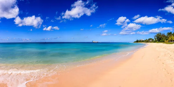 Красивый Снимок Песка Чистой Голубой Воды Острова Барбадос Остров Карибского — стоковое фото