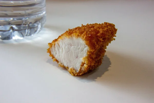 Tiro Close Uma Tira Frango Crocante Uma Mesa Branca — Fotografia de Stock