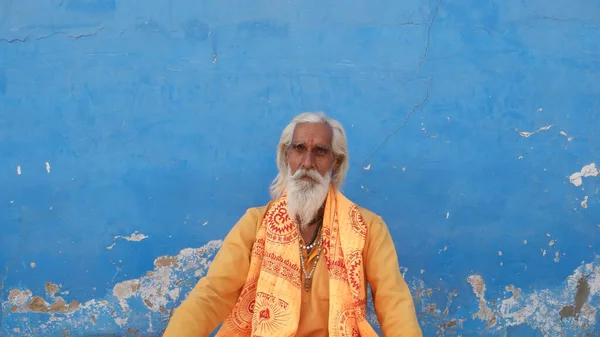 Een Oude Indiase Monnik Een Traditionele Gele Outfit — Stockfoto