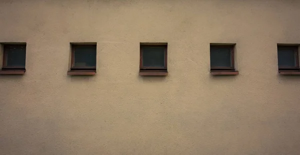 Primer Plano Filas Ventanas Cuadradas Una Pared Edificio Color Crema —  Fotos de Stock