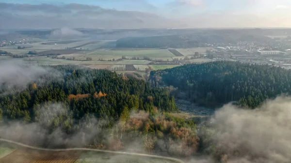 Ein Luftbild Von Weißem Nebel Der Landwirtschaftliche Felder Und Dichte — Stockfoto