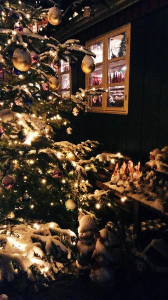 Egy Függőleges Felvétel Egy Fényes Karácsonyfáról Egy Sötét Szobában — Stock Fotó