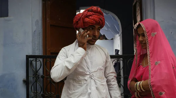Geleneksel Kıyafetlerle Hintli Bir Çiftin Yakın Çekimi Telefonda Konuşan Adam — Stok fotoğraf