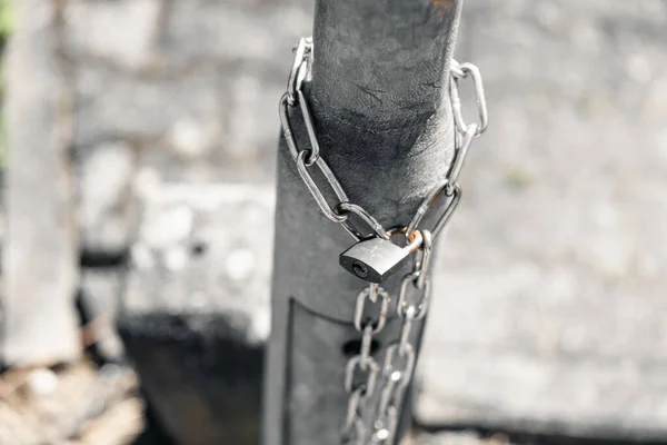 Metal Bir Zincir Asma Kilidin Seçili Odağı Çelik Bir Direğe — Stok fotoğraf